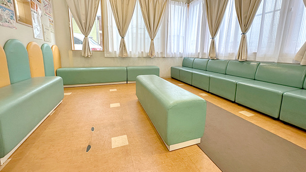 ブナの森調剤薬局陣場店の待合スペース