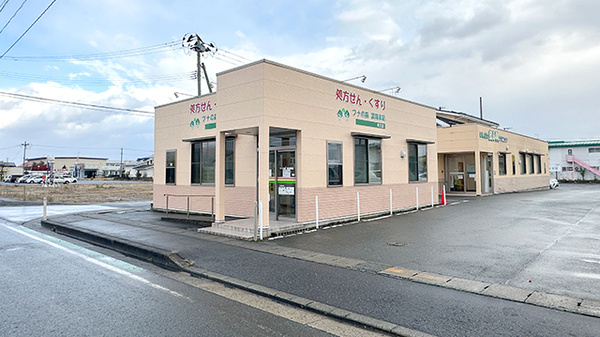 ブナの森調剤薬局河北店の外観