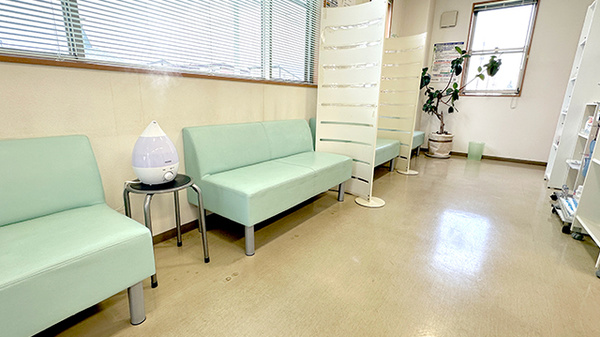 ブナの森調剤薬局河北店の待合スペース