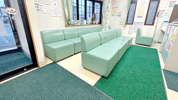 ブナの森調剤薬局東根店の待合スペース