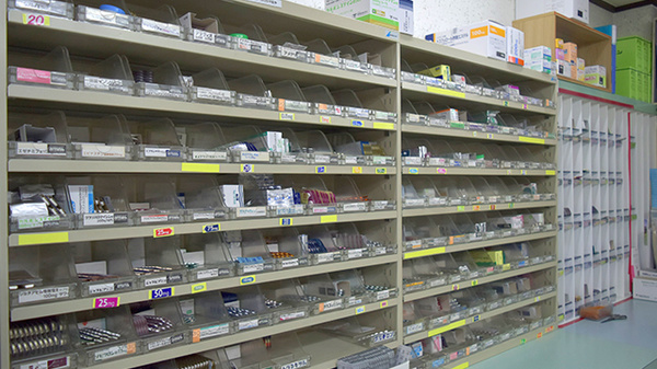 有限会社コトブキ薬局の薬棚