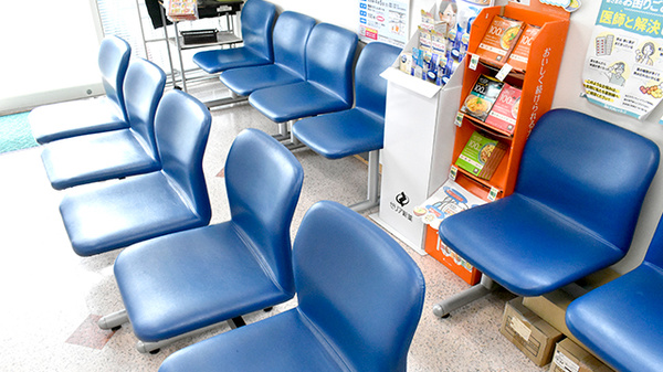 サンキュー薬局　綾羅木本町店の待合スペース