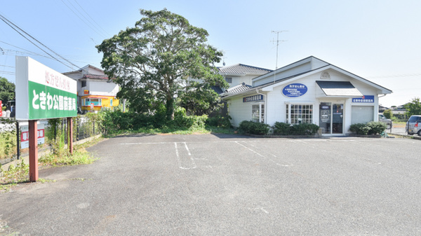 ときわ公園前薬局の駐車場