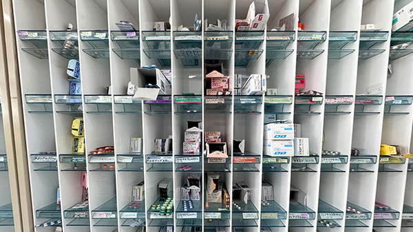 フタミ薬局下松店の薬棚