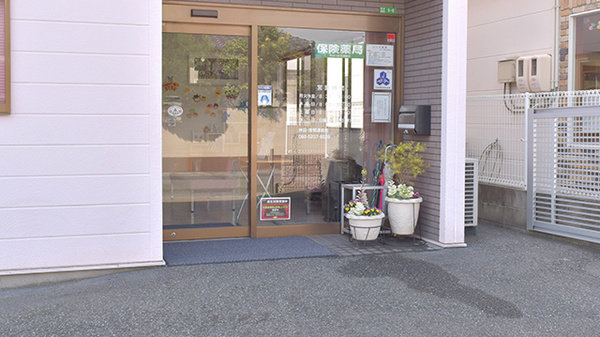 ワイズ薬局の入口