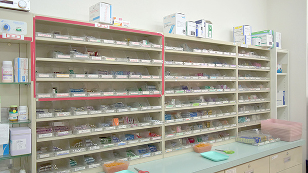 ワイズ薬局の薬棚