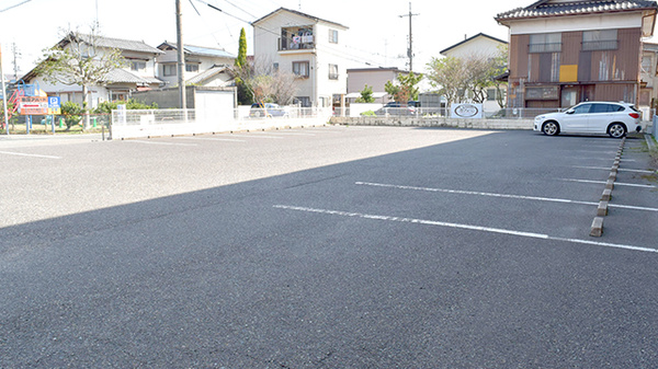 ワイズ薬局の駐車場