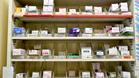 亀屋薬局の薬棚