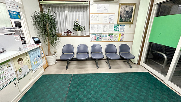 健栄薬局の待合スペース