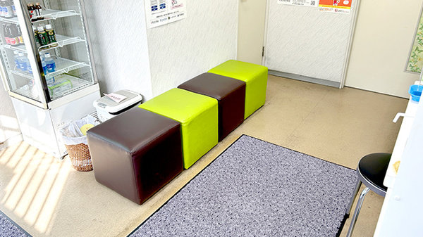 健和薬局の待合スペース