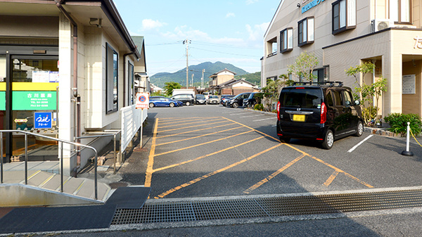 古川薬局の駐車場