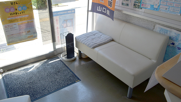 秋本調剤薬局唐戸店の待合スペース