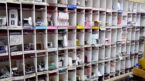 秋本調剤薬局唐戸店の薬棚