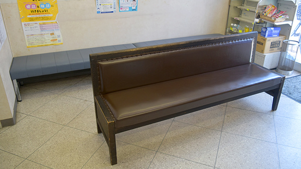 秋本東駅薬局の待合スペース