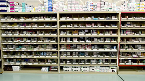 有限会社杉山薬局の薬棚