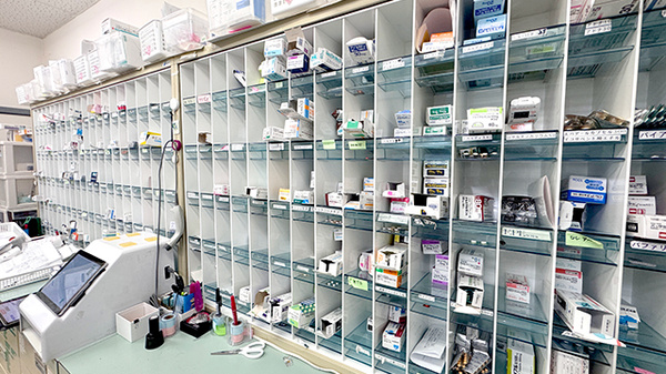 徳佐薬局の薬棚