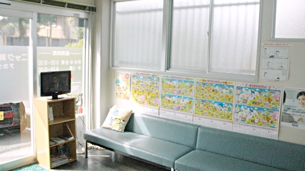 ニック調剤薬局　アカダ店の待合スペース