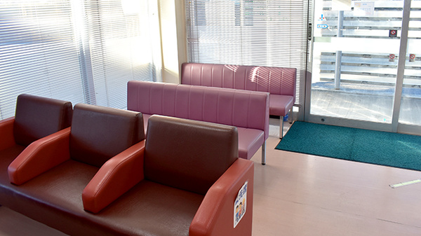 エル薬局響が丘店の待合スペース