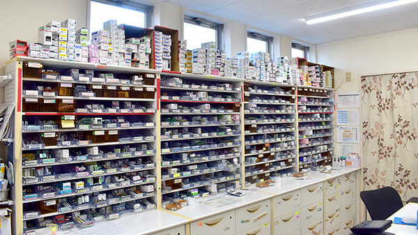 エル薬局響が丘店の薬棚
