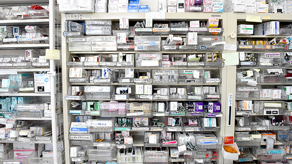 クスリのサンロード薬局長坂店の薬棚