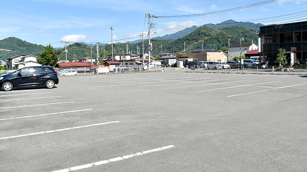 クスリのサンロード雨宮調剤薬局の駐車場