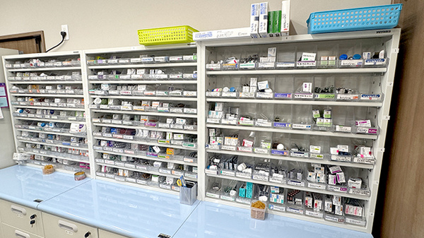 櫛形調剤薬局の薬棚