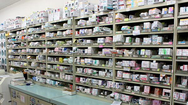 都留調剤薬局の薬棚