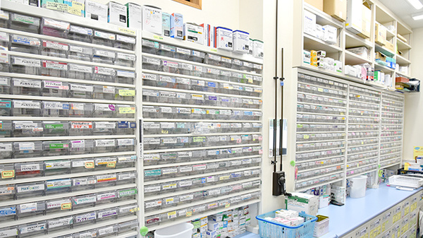 梅沢薬局の薬棚