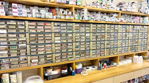 福島屋薬局の薬棚