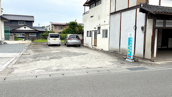 福島屋薬局の駐車場