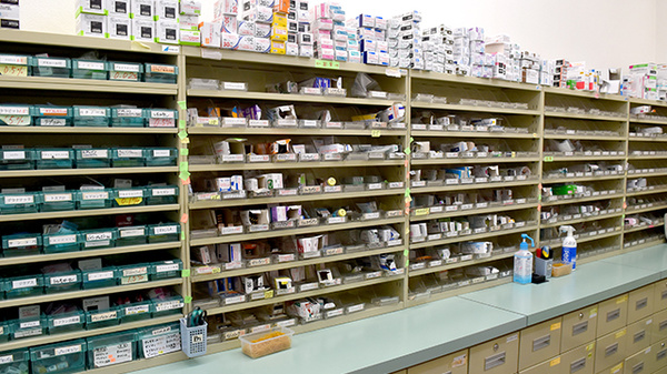 アイ薬局の薬棚