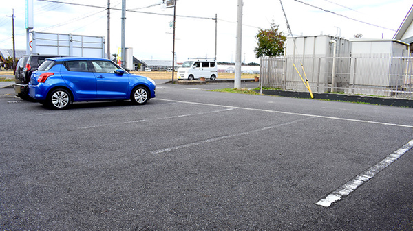 カギヤ薬局愛東の駐車場
