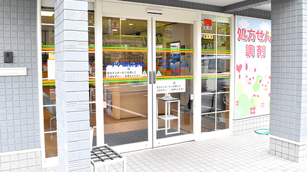 かすが調剤薬局の入口