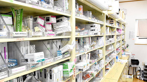 かすが調剤薬局の薬棚