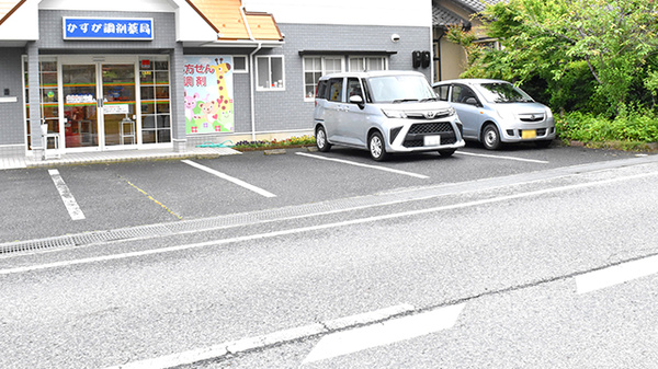 かすが調剤薬局の駐車場