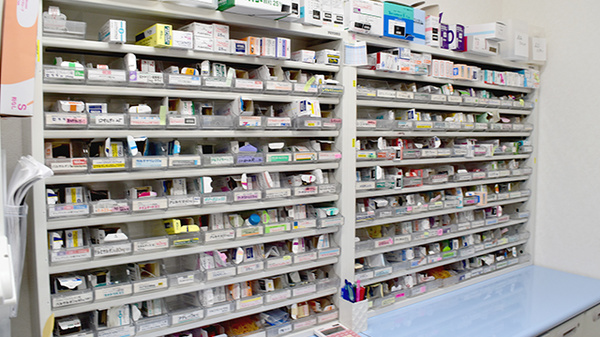 ふれあいさふ谷薬局の薬棚