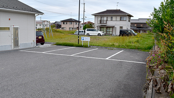 ふれあいさふ谷薬局の駐車場