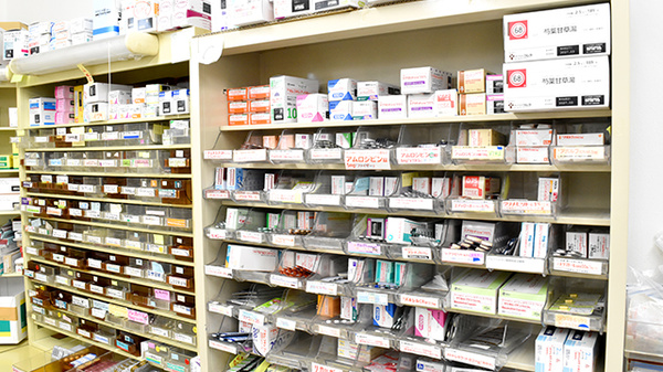 駅前すみれ薬局の薬棚