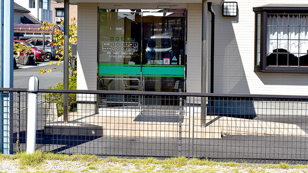 つくし薬局新旭店の入口
