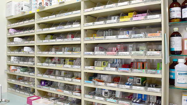 つくし薬局新旭店の薬棚
