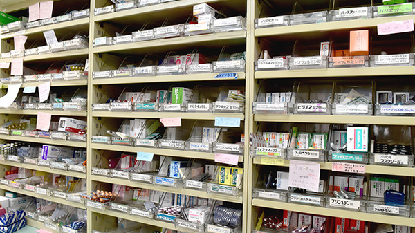 つくし薬局大江店の薬棚