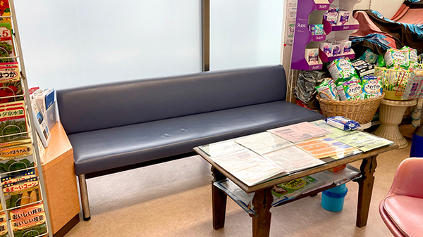 ツメ薬局の待合スペース