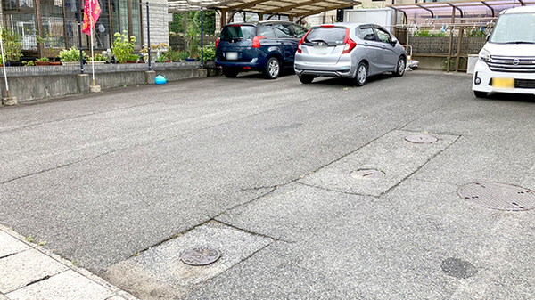 ツメ薬局の駐車場