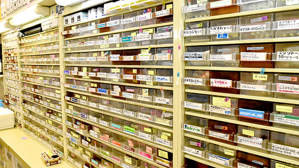 河野薬局の薬棚