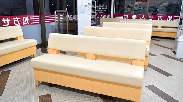 阪神調剤薬局　東近江店の待合スペース