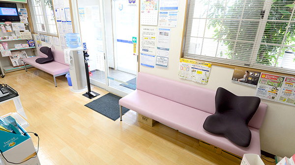 クオール薬局柑子袋店の待合スペース