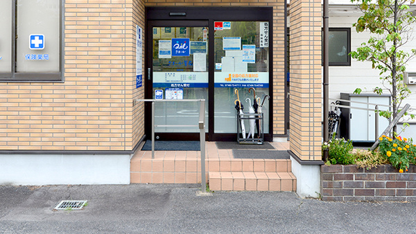 クオール薬局梅影店の入口