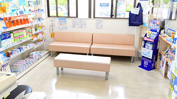 クオール薬局梅影店の待合スペース