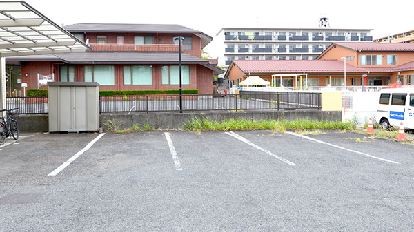 クオール薬局梅影店の駐車場