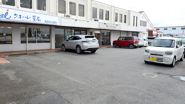 クオール薬局名坂店の駐車場